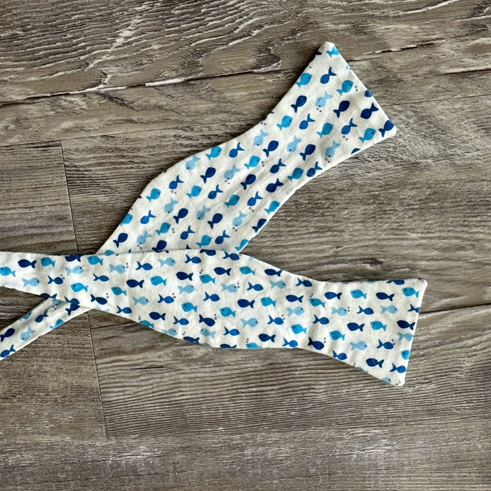 Blue Fish Pattern bowtie - Picture 7 of 7